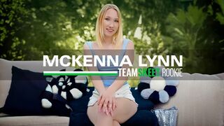Mckenna Lynn legelső pornója: világos szőke kiscsaj vad faszas kalandja
