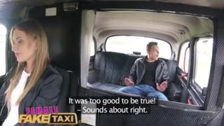 Fiatal pasi gyorsan megdugja Angel Piaff lucskos kiborotvált puncáját a hamis taxiban