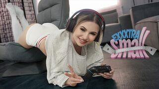 Kicsike tini csajszi Aria Banks elkapja magas mostohabátyját Chris Epicet, aki a szobájában kézimunkázza a lőcse