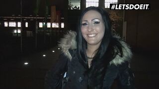 Mira grey német néger szajha döngeti az idegent pénzért a buszon