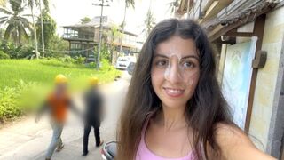 Aranyos tini hölgyemény nyaldossa a hamburgerét az arcára fröccsent geci közben közkifőzdében