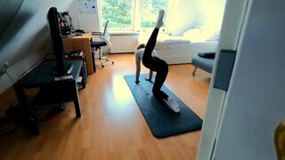 Tini fitnesz picsa ujjazza magát, majd alaposan megbasszák