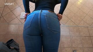 Gyönyörű milf farmerban mutogatja méretes seggét és peckezik