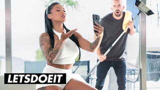 Dögös Brazil MILF Mariana Martix Rendesen Megdöngetve az Asszisztens által a LetsDoeIt Csatornán