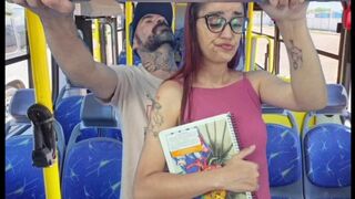 Tini hölgyeményt megbassza egy idegen a nyilvános buszban