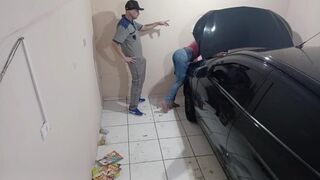 Dögös fiatal kurva a szerelőnél baszik az alkalmazottal