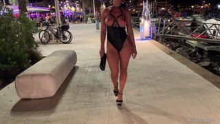 Hatalmas cickós amatőr cumizza a pélót és ujjazza a pináját nyilvánosan az utcán
