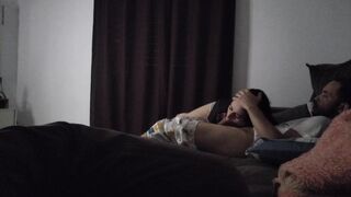 Dögös milf mostohanénivel osztja a kanapét a verető mostohaunoka