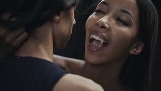 Ebony Vampire Mistress Lia Lin elcsábít egy spanyol hatalmas didkós tini ribancot a Vampired durva domina játékában