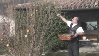 Bombázó világos szőke tini amatőr hátsó bejáratba dugva és szájba spriccelve méretes farasszal
